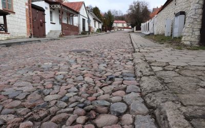 Brukowana uliczka w Janowcu – jest już zabytkowa